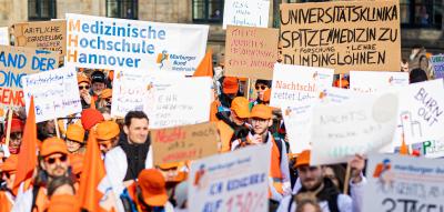 Ärzte an Unikliniken machen mit Warnstreik Druck