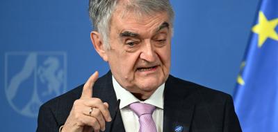 Wutbrief an Kölner Führung – Minister legt wegen Messer-Plakat nach