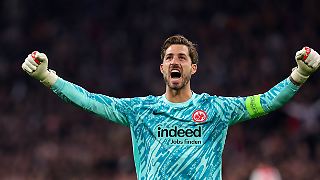 Gebeutelte Eintracht erkämpft sich Europapokal-Party