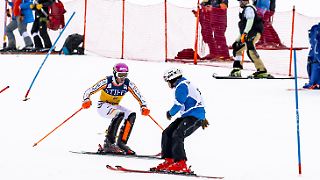 Ski-Star Straßer crasht beinahe in Streckenposten