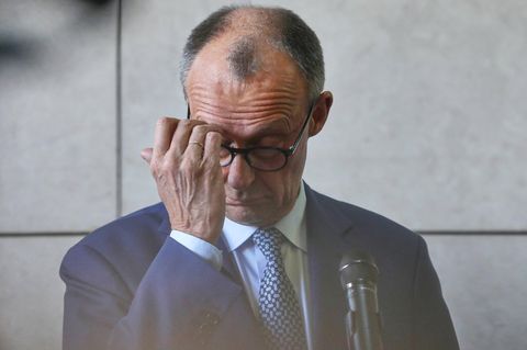 Klatsche für Friedrich Merz: AfD in Umfrage erstmals Kopf an Kopf mit Union