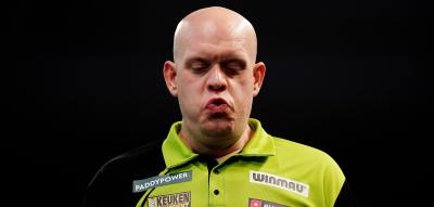 Ein T-Shirt war im Spiel – die kuriose Verletzung von Darts-Star van Gerwen