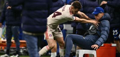 Provokation in der Nachspielzeit – Bayern-Star Stanisic schubst Balljungen vom Stuhl
