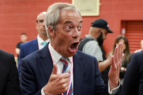 Nigel Farages Rechtspopulisten fügen Premier Starmer schwere Schlappe zu