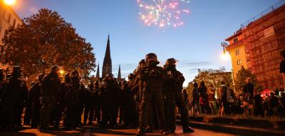 Als eine Grußbotschaft der Ex-Terroristin verlesen wird, klatscht die Menge