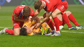 Schlimmer Zusammenprall: Sorge um Heidenheims Torwart