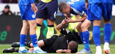 Schiedsrichter am Boden – Vardy stoppt mit Pfeife selbst das Spiel