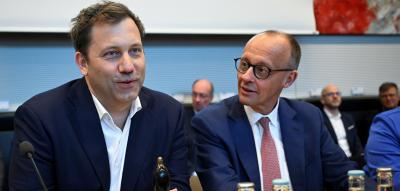 Klingbeil vor Merz, Reichinnek und Weidel stürzen ab – So beliebt sind Deutschlands Politiker