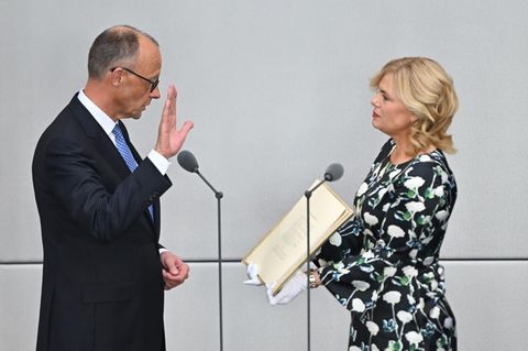 Warum trug Julia Klöckner bei der Vereidigung weiße Handschuhe?