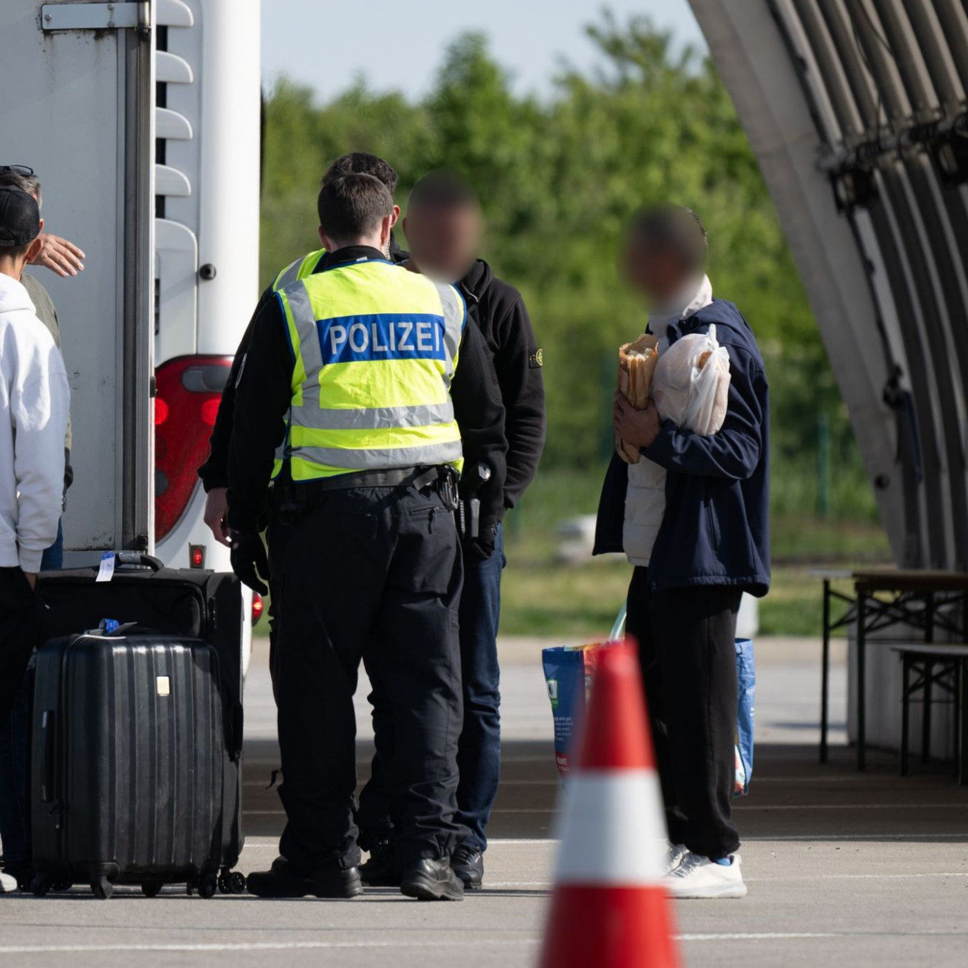 Verstärkte Grenzkontrollen laufen an - Kritik von Nachbarn