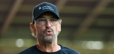 Vor laufenden Kameras vernichtet der Cottbus-Trainer seinen Spieler
