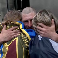 Hier fallen ukrainische Kriegsgefangene ihren Familien in die Arme