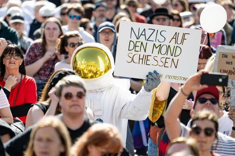 Tausende gehen für AfD-Verbot auf die Straße