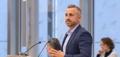 „Stolzpass“, #deutschdenken – AfD-Slogan erinnert Kulturstiftungen an Hitler-Rede von 1938
