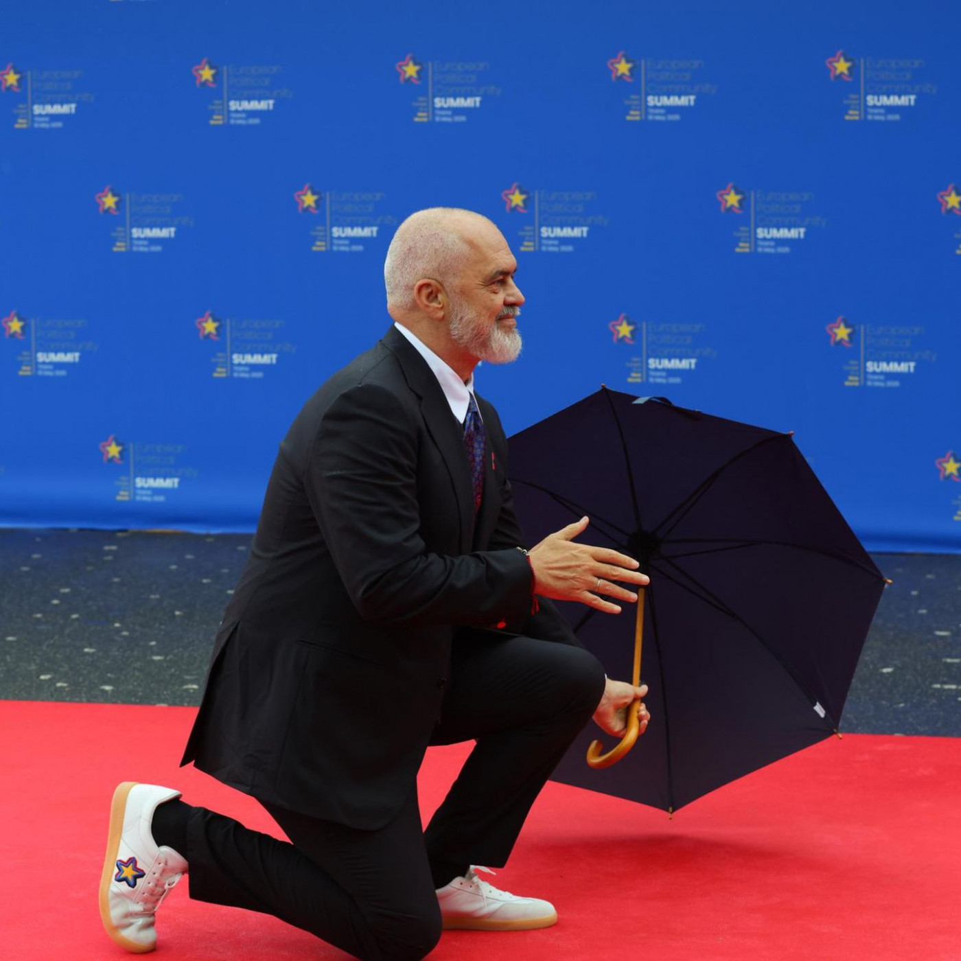 Gastgeber Rama fällt vor Meloni auf die Knie