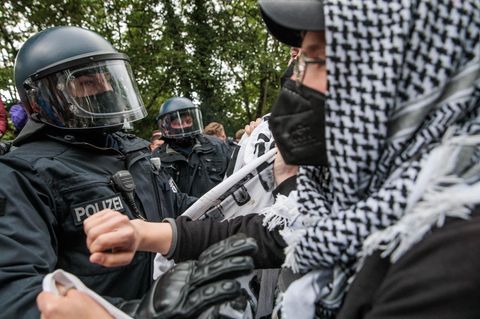 Tumulte bei Nakba-Demo in Berlin – Polizist niedergetrampelt