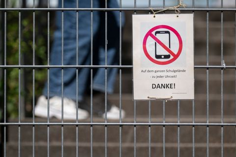 Ministerin Prien gegen private Handynutzung an Grundschulen