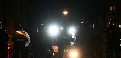Mit Wasserwerfern muss die Polizei die Israelhasser in Schach halten