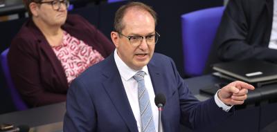 Als der Grüne ihm „Rechtsbruch“ vorwirft, schaltet Dobrindt in den Attacke-Modus