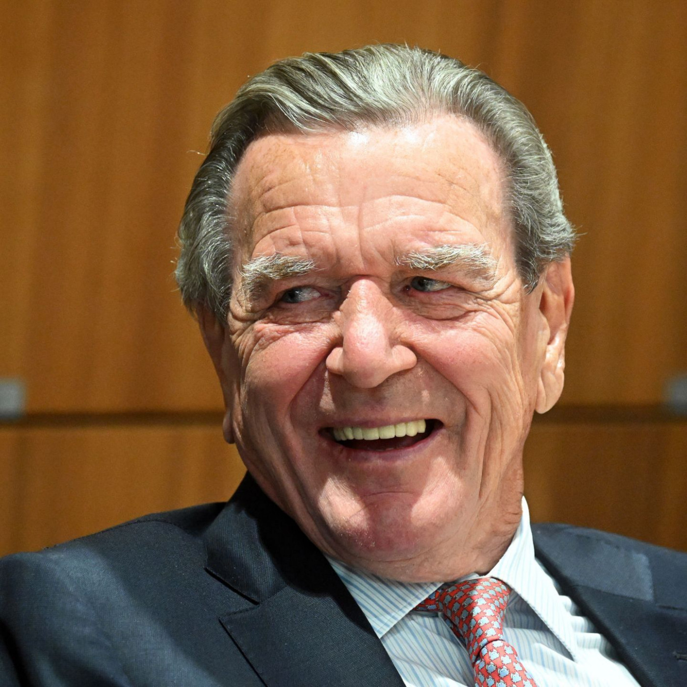 Ex-Kanzler Schröder zeigt sich voll und ganz von sich überzeugt