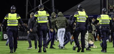Schlagstöcke und Polizei-Hunde – Massenschlägerei bei Aufstiegsspiel in den Niederlanden