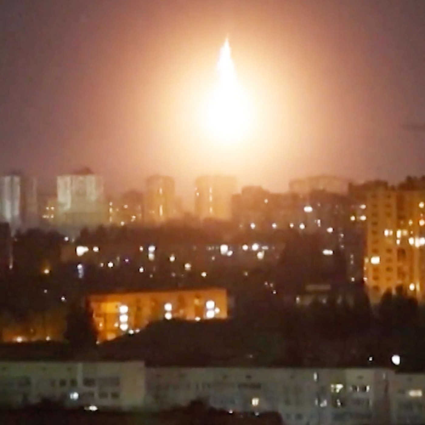 Russischer Großangriff erschüttert Kiew – rieisiger Feuerball über der Stadt
