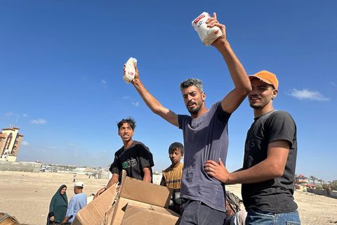 Tumult und Freude: Erste Lebensmittel aus Israel erreichen Menschen in Gaza