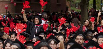Unter tosendem Jubel der Absolventen stellt sich Harvard gegen Trump – Richterin legt Verbot auf Eis