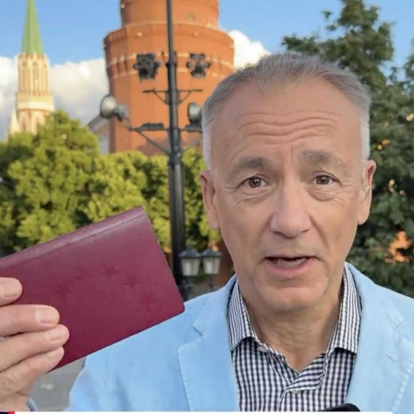Russische Polizei kontrolliert Reporter während Live-Schalte