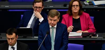 „Nutzen sie diese Fragestunde nicht für ihre propagandistischen Zwecke“, sagt Wadephul zum AfD-Mann
