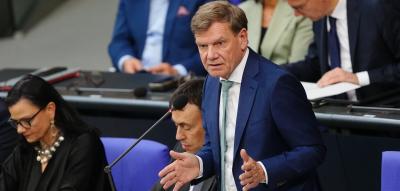 Lautstarker Protest, Saalverweis und ein Außenminister in Erklärungsnot