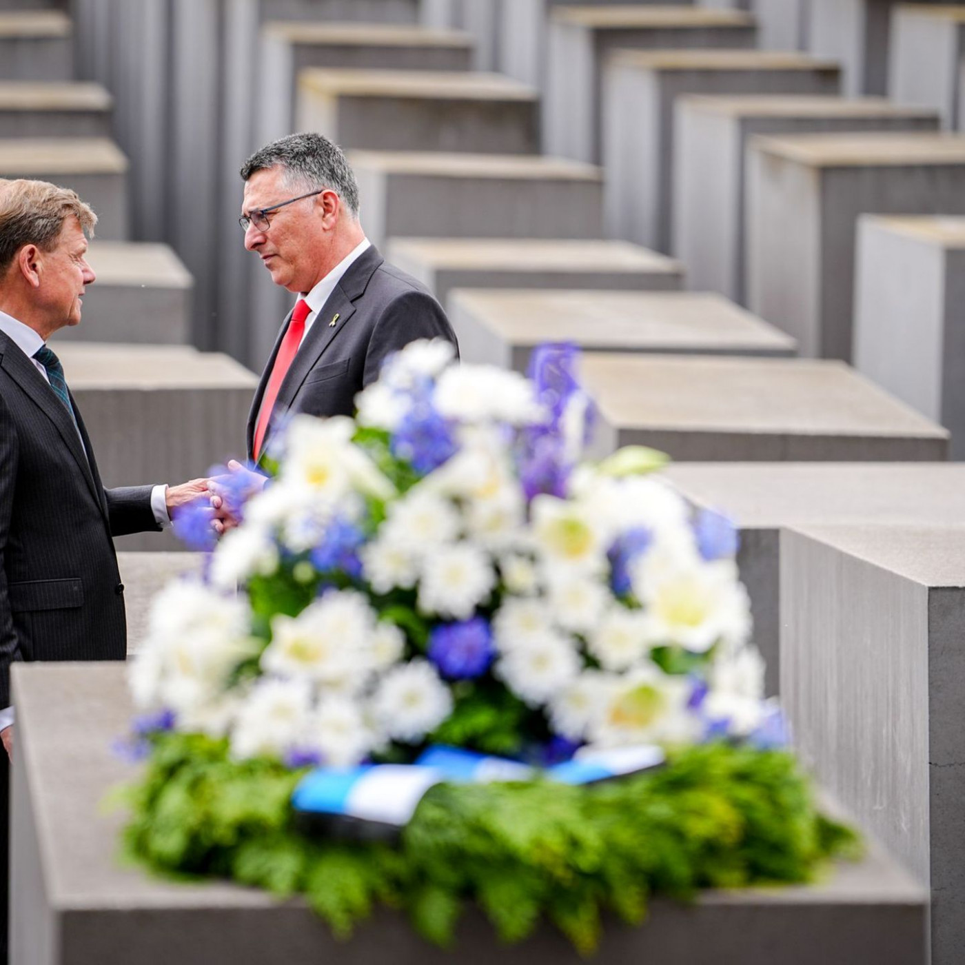 Wadephul und Saar gedenken der Holocaust-Opfer