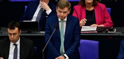 „Nutzen Sie diese Fragestunde nicht für Ihre propagandistischen Zwecke“, sagt Wadephul zum AfD-Mann