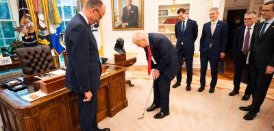 Geschenk von Merz – Trump probiert Golfschläger im Oval Office aus