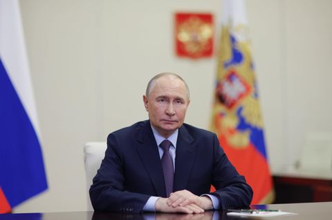 Putins mutmaßliche Tochter kuratiert in Paris Antikriegskunst