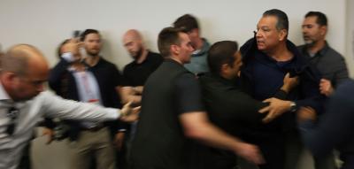 US-Senator in Handschellen aus Pressekonferenz geführt – Demokraten sind empört