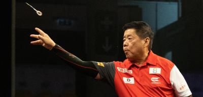 71-Jähriger fordert deutsches Darts-Duo heraus