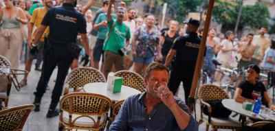 Spanier ärgern Urlauber bei Protesten gegen Massentourismus mit Wasserpistolen