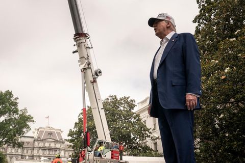 Trump präsentiert "beste Fahnenmasten der Welt" vor Weißem Haus
