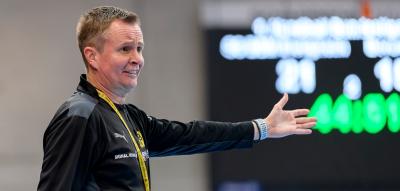 Nur eine Weiterbildung trennt den umstrittenen Trainer noch vom Comeback