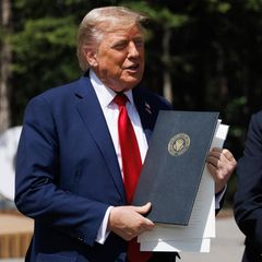 Donald Trump lässt Deal-Papier vor laufender Kamera fallen