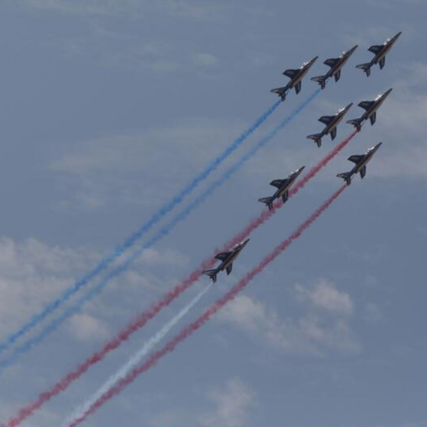 Männer, die auf Kampfjets starren