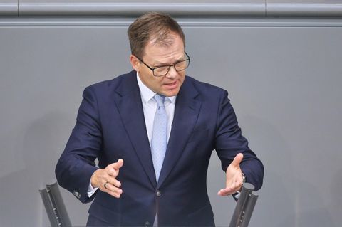 Umweltminister: Auf Verbrenner zu setzen ist "absurd"