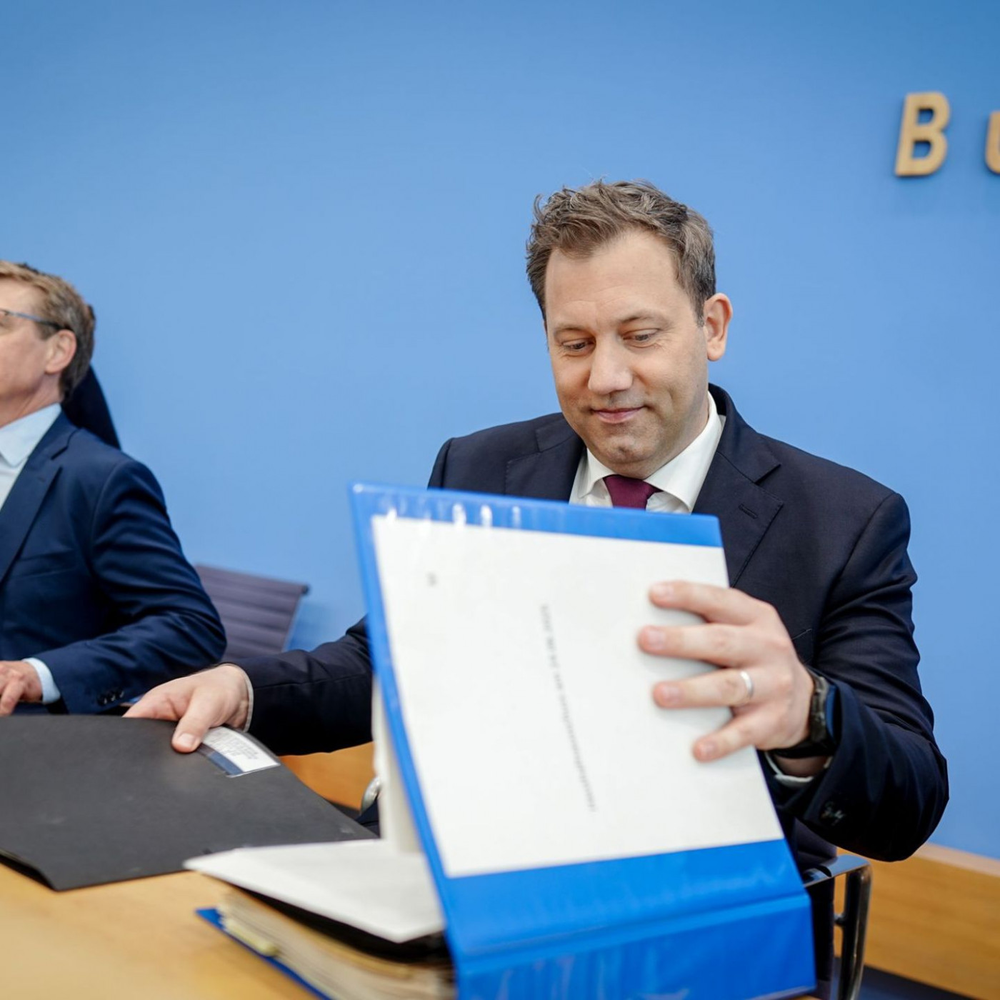 Hohe Schulden, viel Geld fürs Militär: Kabinett billigt Etat