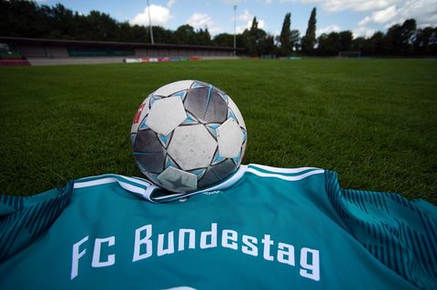 "Brandmauer" im Fußball? FC Bundestag will AfD-Abgeordnete verbannen