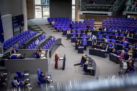 Frauen kommen in der Politik schwerer an Geld als Männer
