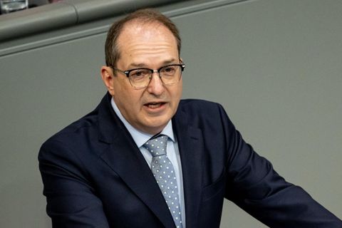 Bundestag setzt Familiennachzug für schutzberechtigte Flüchtlinge aus