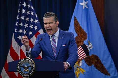 Pete Hegseth greift auf Pressekonferenz ehemalige Kollegin an