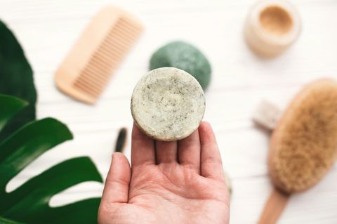 Festes Duschgel und Shampoo: Mit Duschbrocken auf Plastik verzichten
