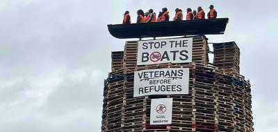 Migranten-Puppen in Boot sollen verbrannt werden – Traditionelles Lagerfeuer löst Entsetzen aus